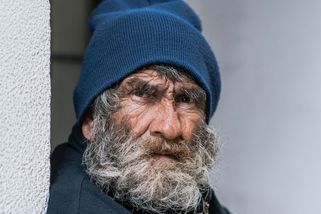 Bezdomovec v obchodě prosil o zbytky jídla. Prodavačka mu podala účet a celý obchod ztichl - Médium.cz